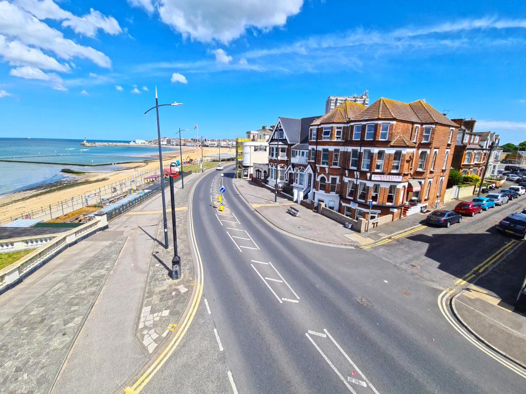 Lot: 148 - SEAFRONT BED AND BREAKFAST WITH POTENTIAL FOR CONVERSION - Elevated photo showing end-terrace building and seafront